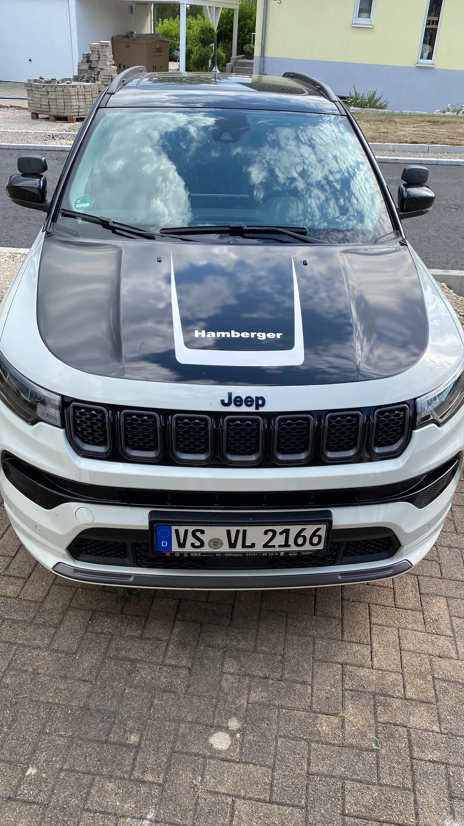 Jeep Compass – black bonnet with decal