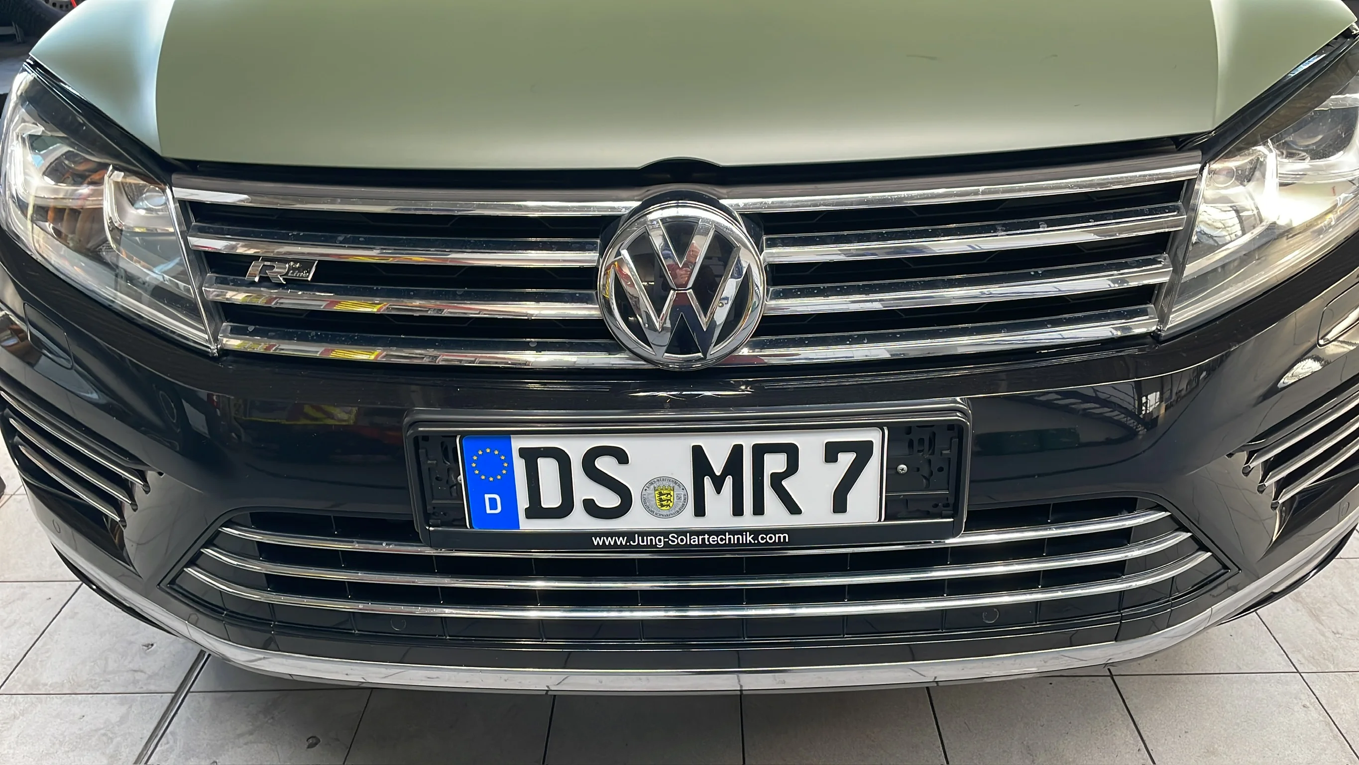 VW Touareg – Vollfolierung Grün matt – Foto 1