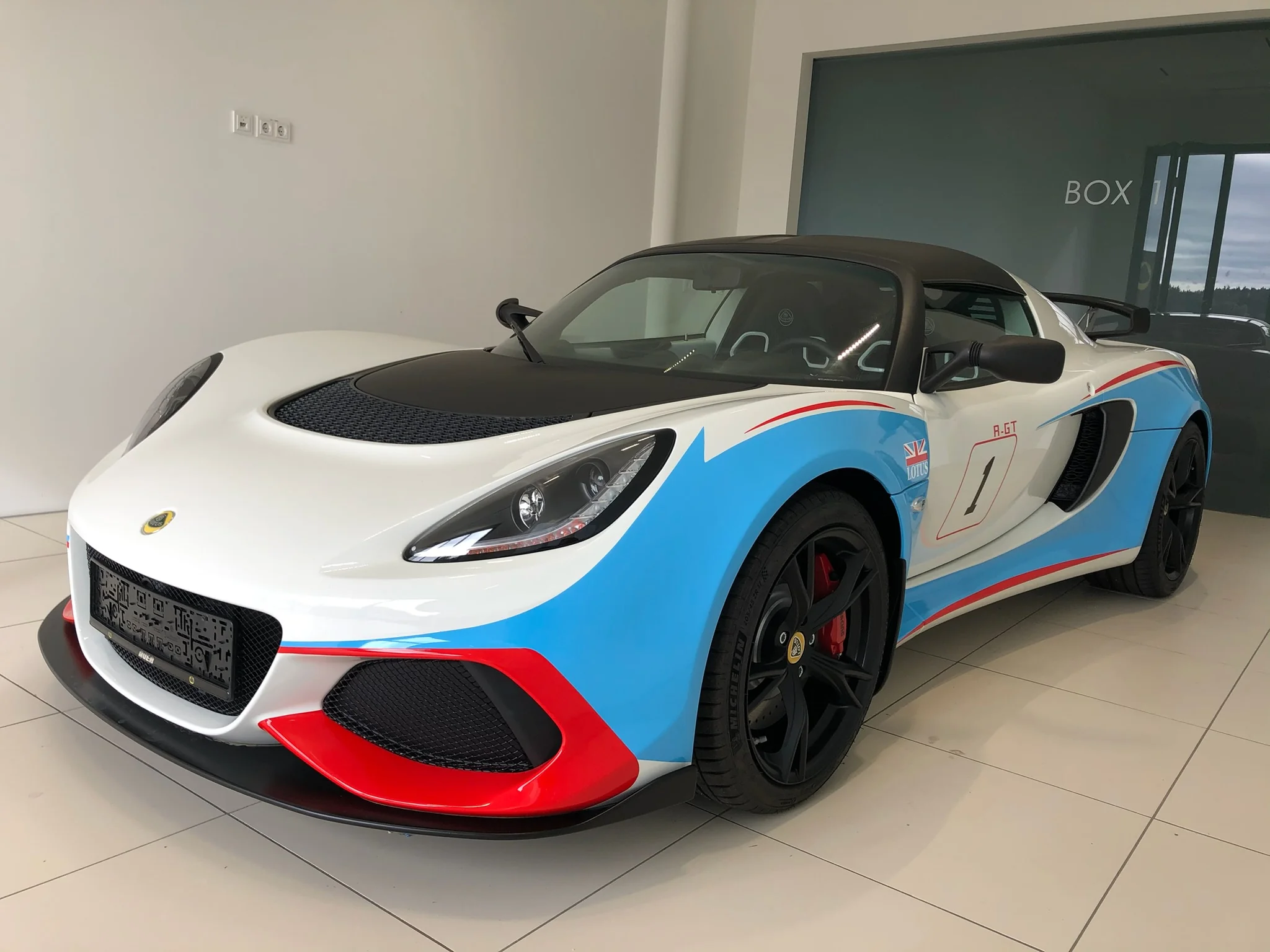Lotus Exige – light blue and red racing livery