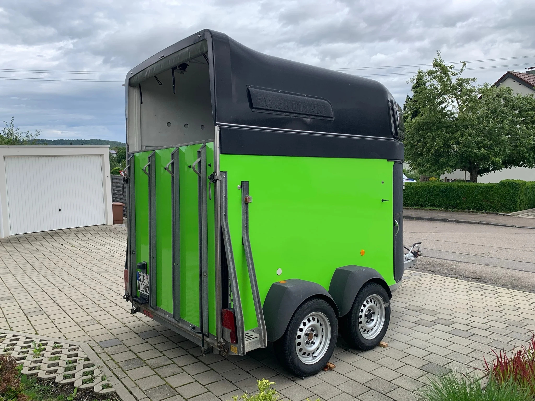 Horse trailer – full wrap in bright green