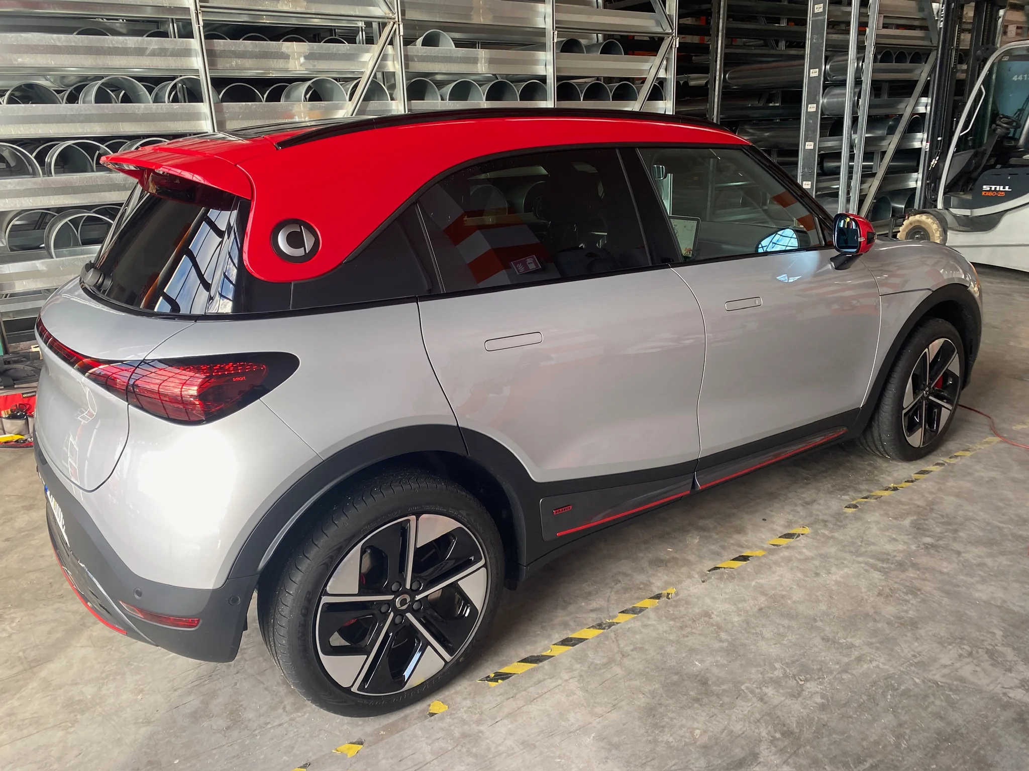 smart #1 – Vollfolierung Gelb, Dach Weiß – Foto 2