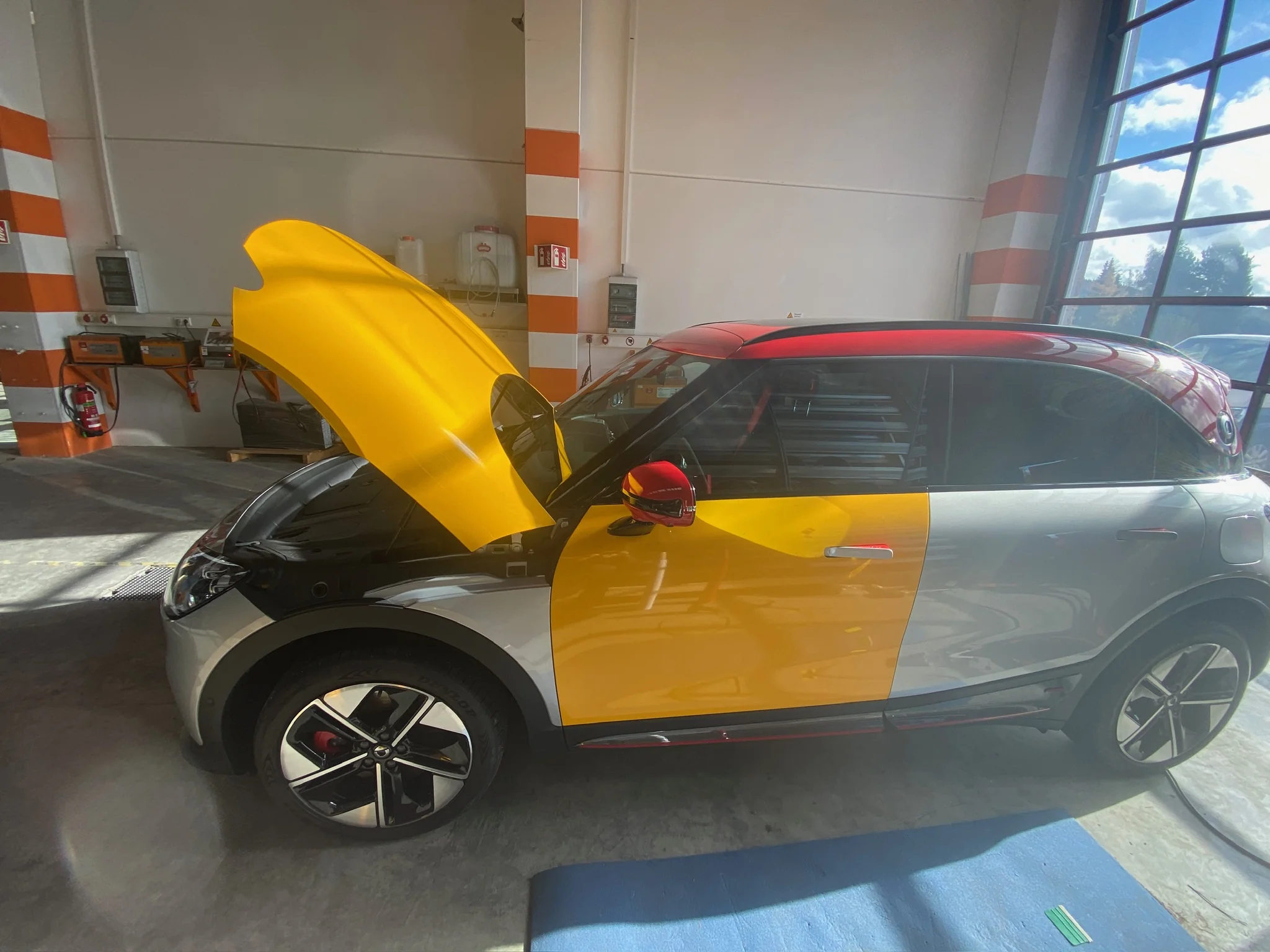 smart #1 – Vollfolierung Gelb, Dach Weiß – Foto 6
