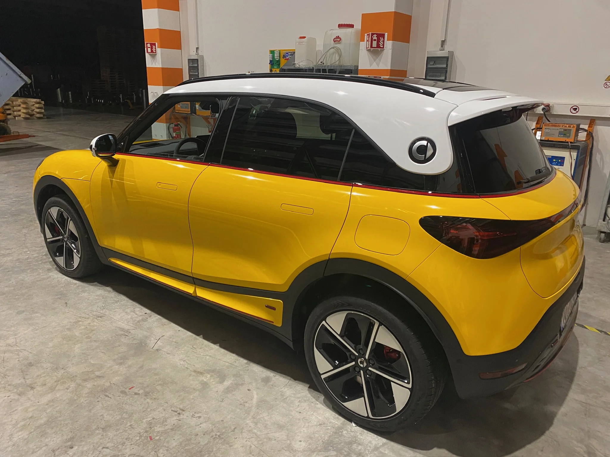 smart #1 – Vollfolierung Gelb, Dach Weiß – Foto 13