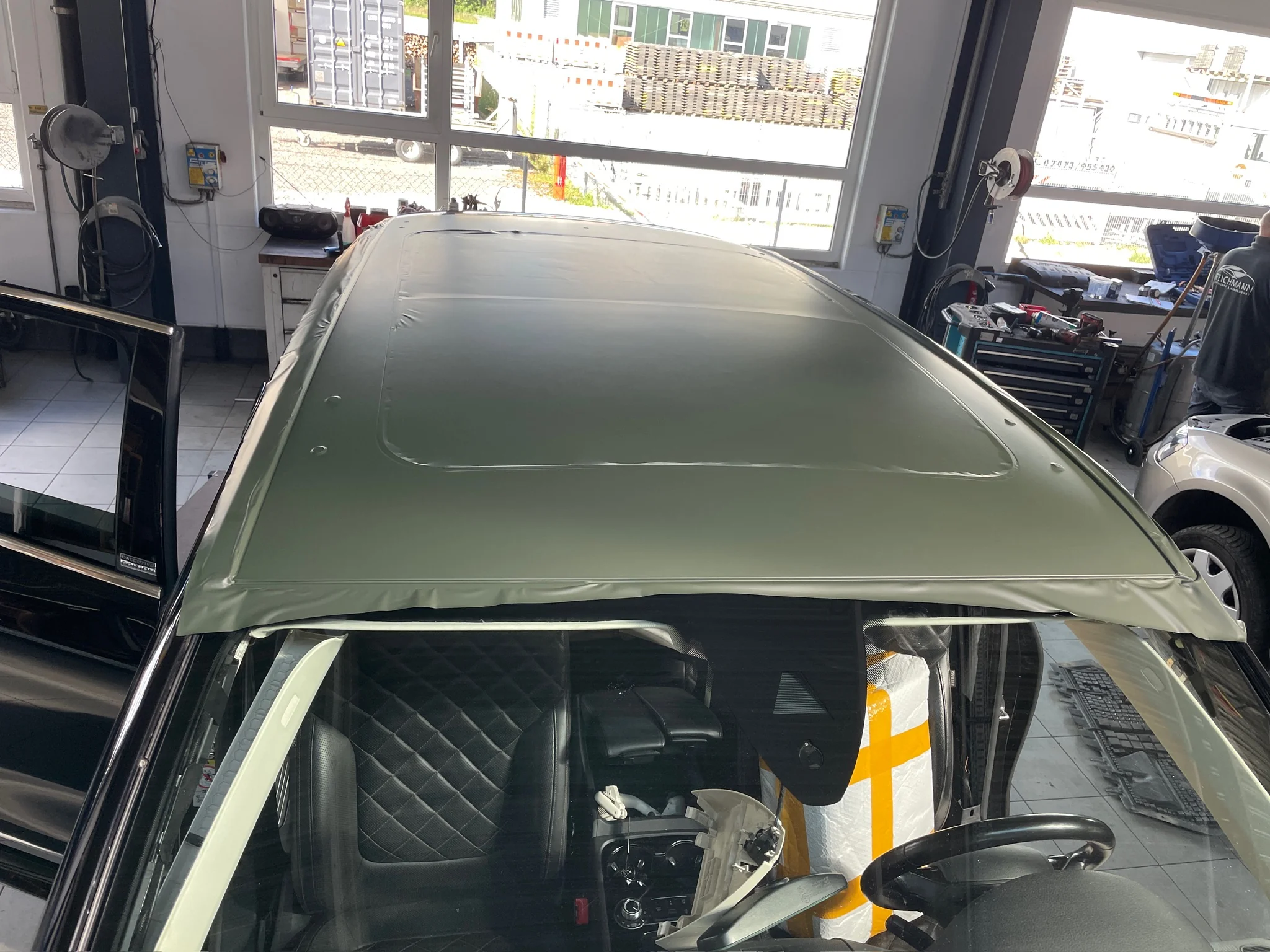 VW Touareg – Vollfolierung Grün matt – Foto 3