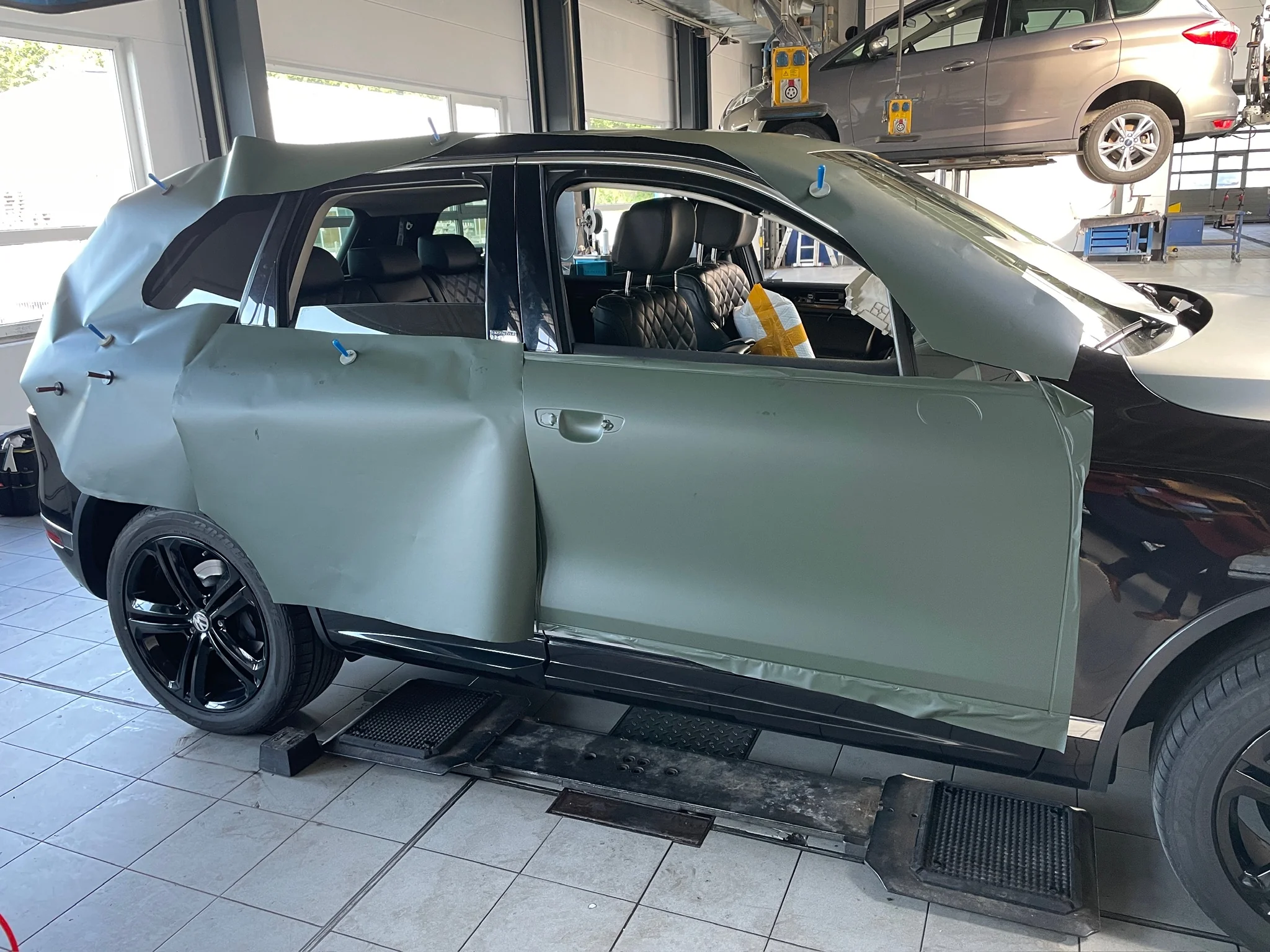 VW Touareg – Vollfolierung Grün matt – Foto 5