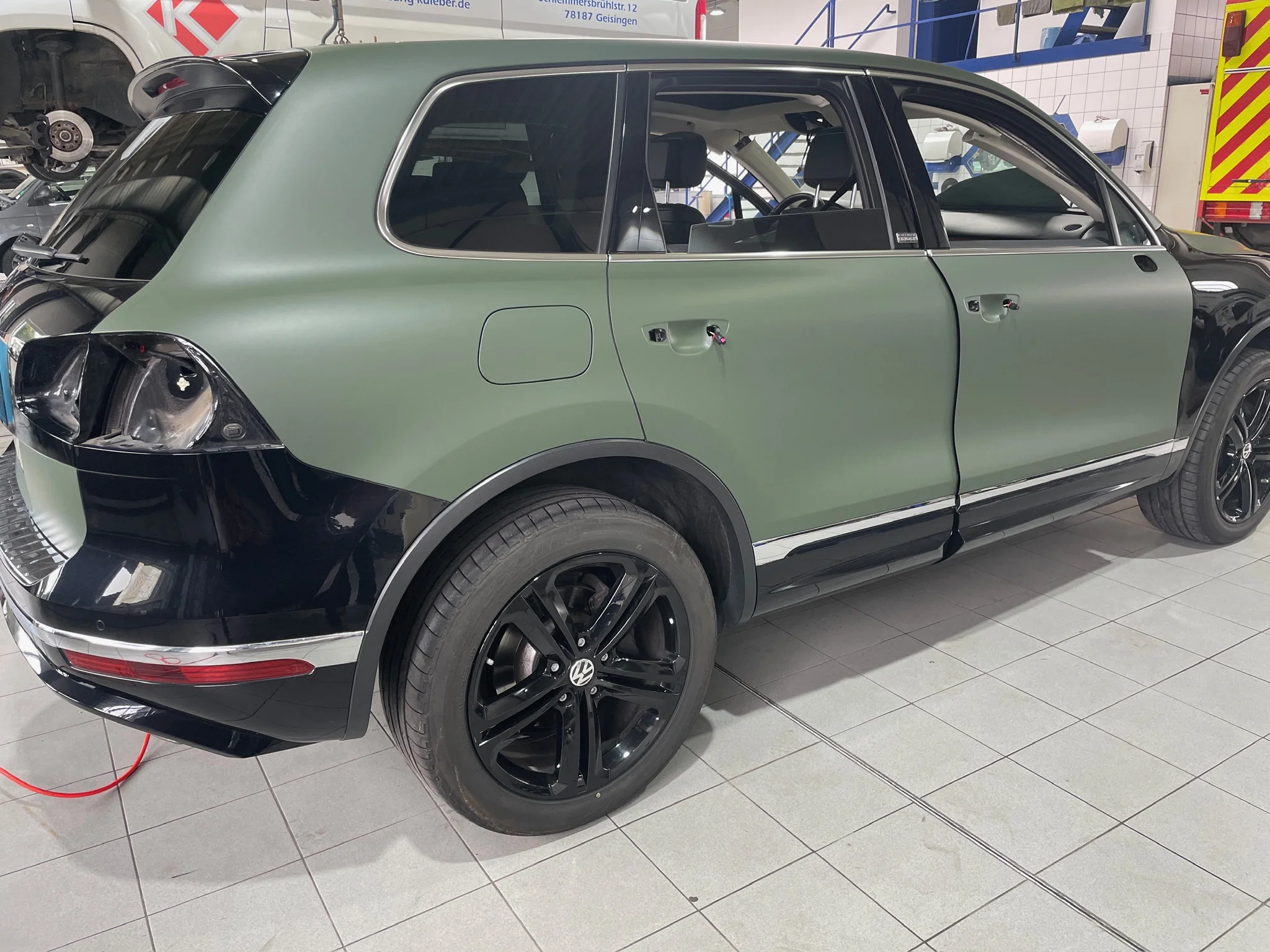 VW Touareg – Vollfolierung Grün matt – Foto 6