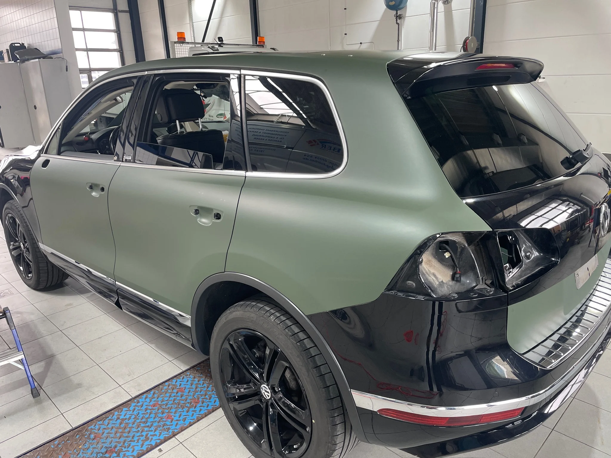 VW Touareg – Vollfolierung Grün matt – Foto 7