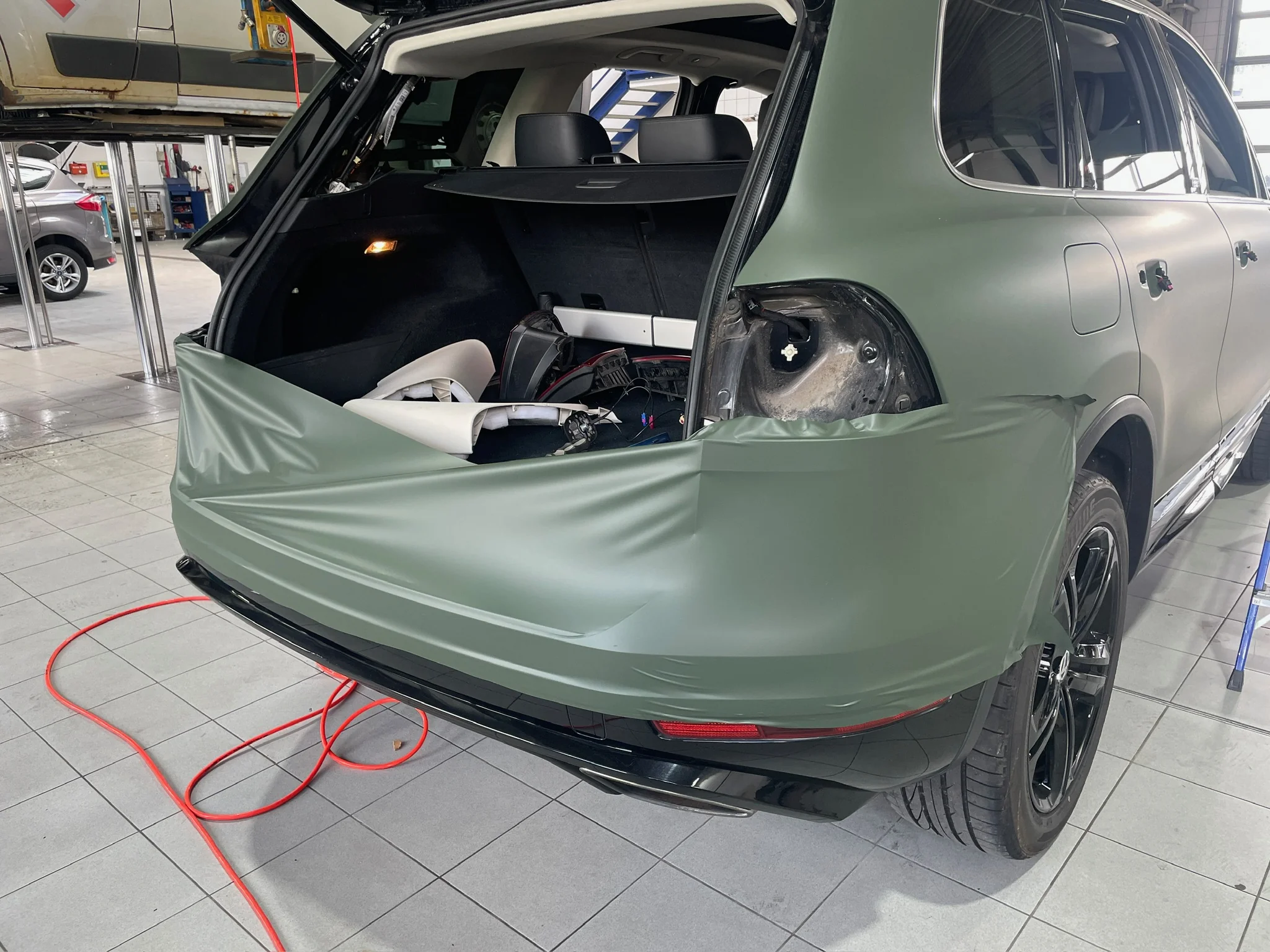 VW Touareg – Vollfolierung Grün matt – Foto 8