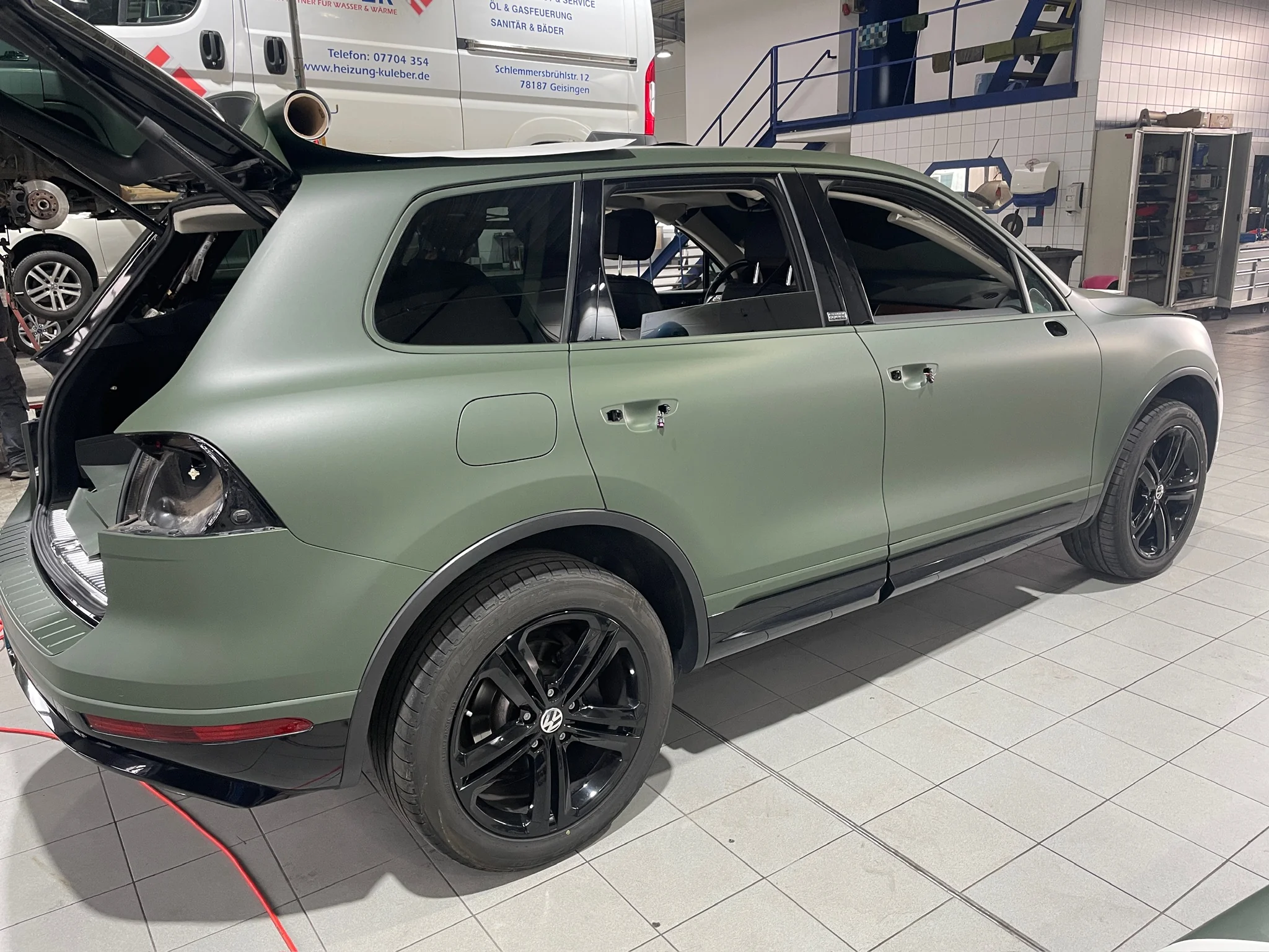 VW Touareg – Vollfolierung Grün matt – Foto 9