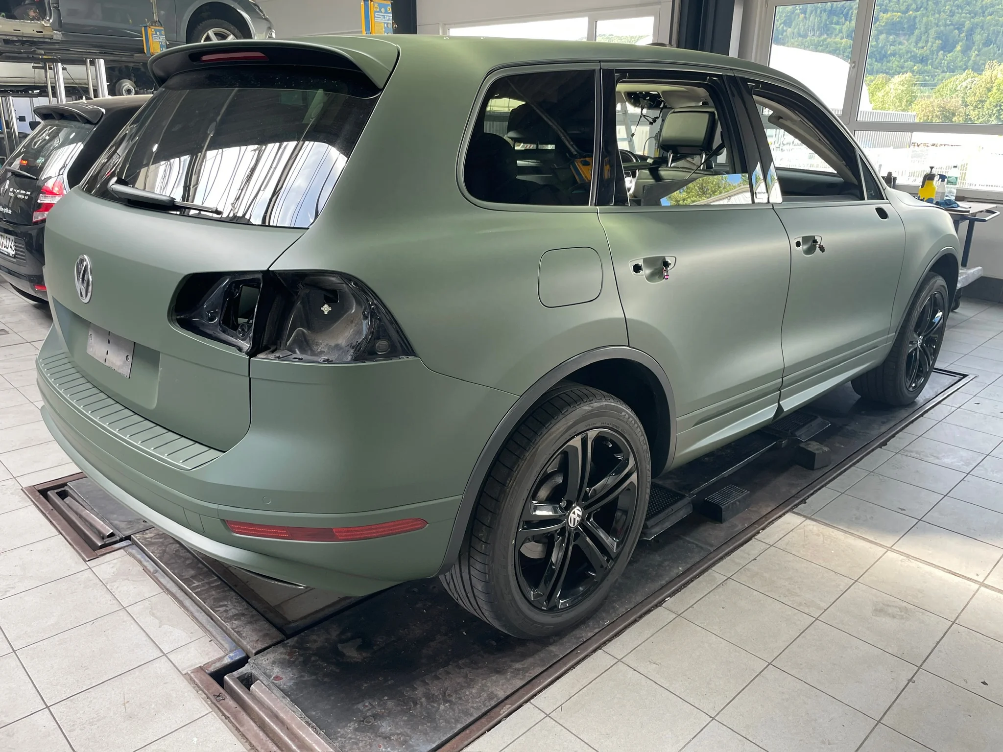 VW Touareg – Vollfolierung Grün matt – Foto 10