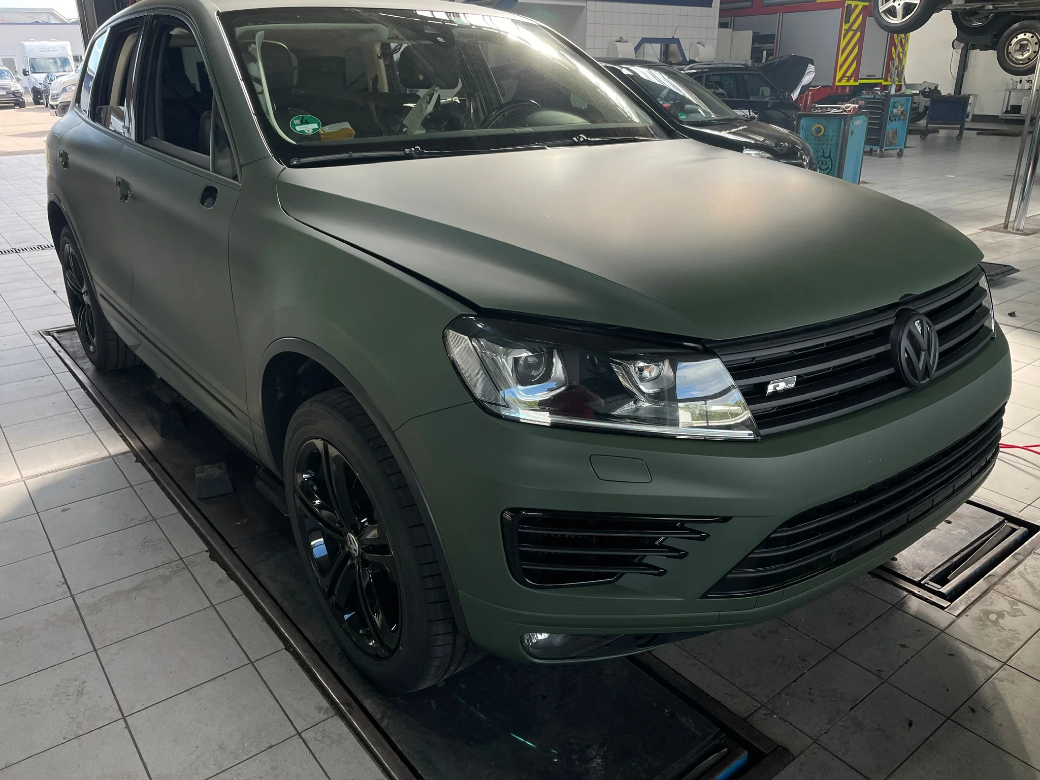 VW Touareg – Vollfolierung Grün matt – Foto 11