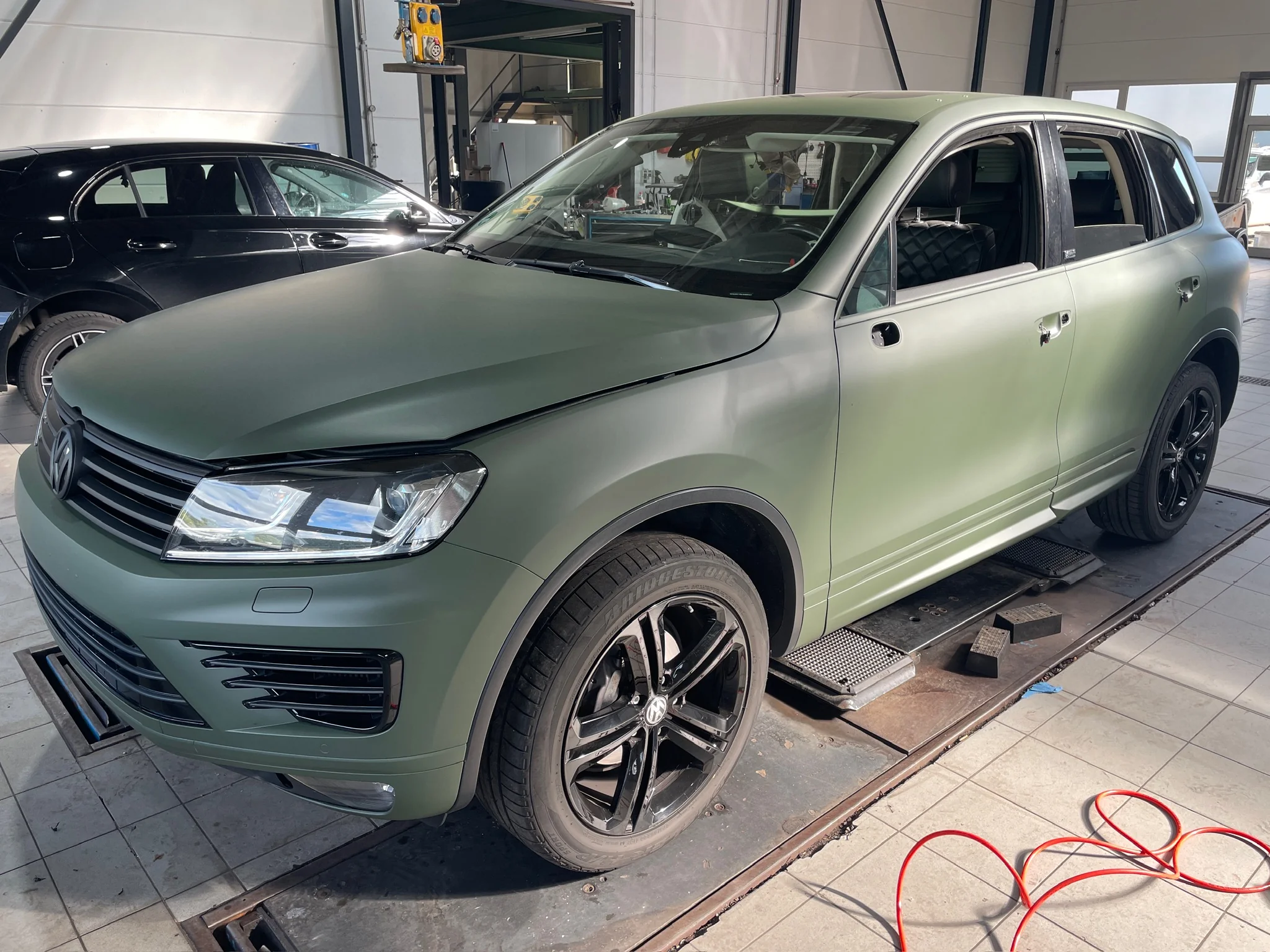 VW Touareg – Vollfolierung Grün matt – Foto 12