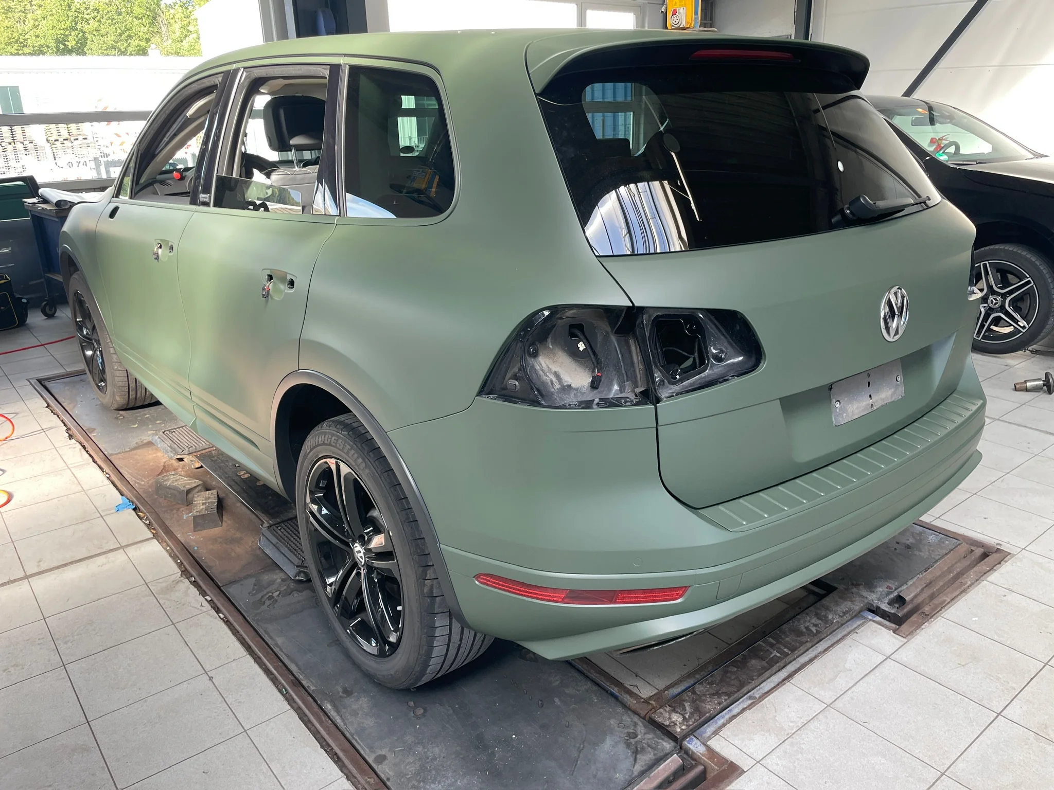 VW Touareg – Vollfolierung Grün matt – Foto 13