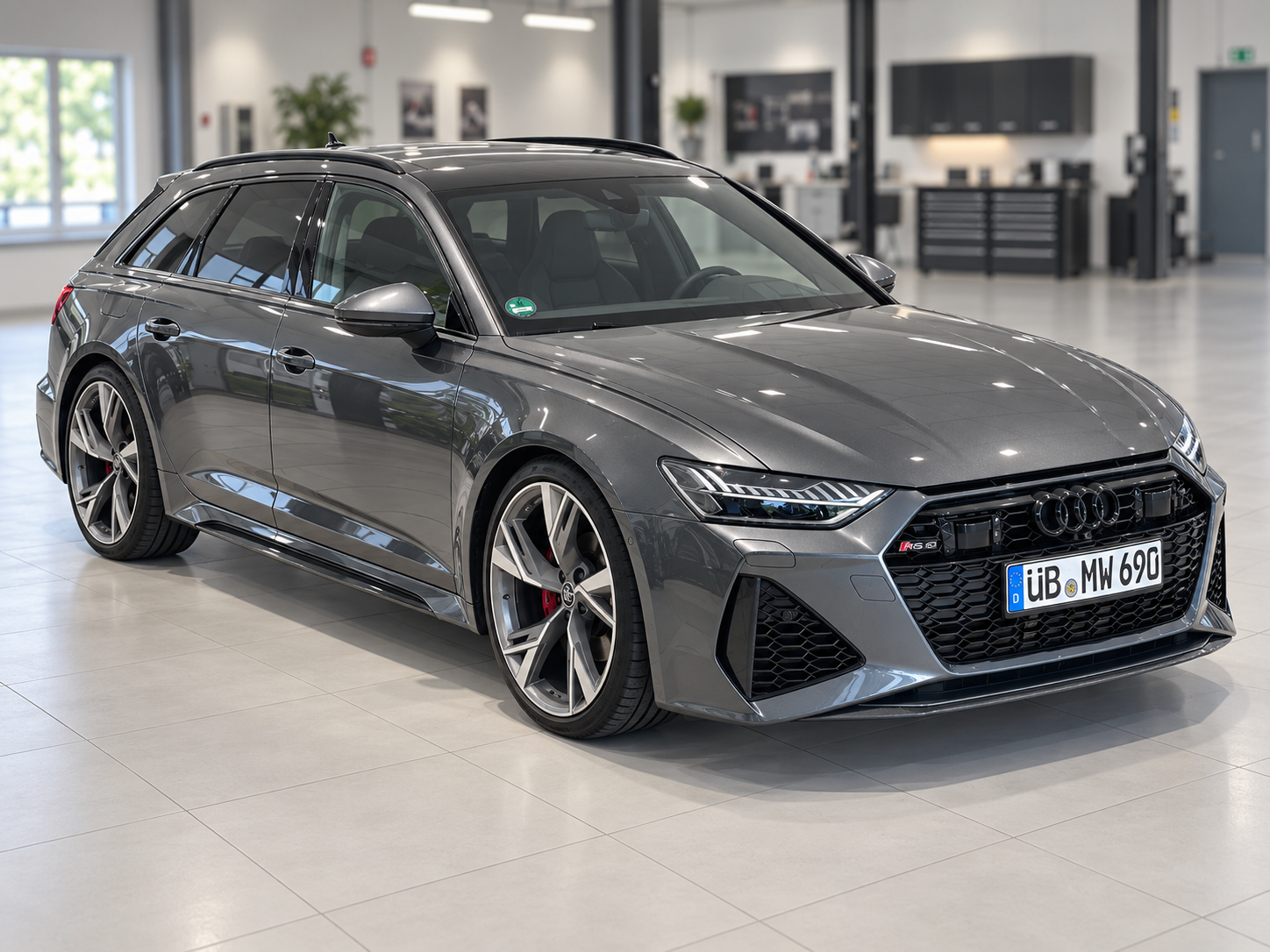 Тот же Audi RS6 с ярким глянцевым покрытием после оклейки защитной плёнкой